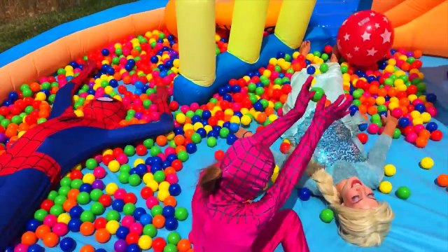 Spiderman Se Cae El Techo?!! Loco de Spiderman Acrobacias de Parkour En 4K