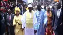 fête de l'indépendance Gambie : barrow flanqué de ses deux femmes