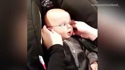 Gëzimi i foshnjes kur sheh botën për herë të parë me syze (