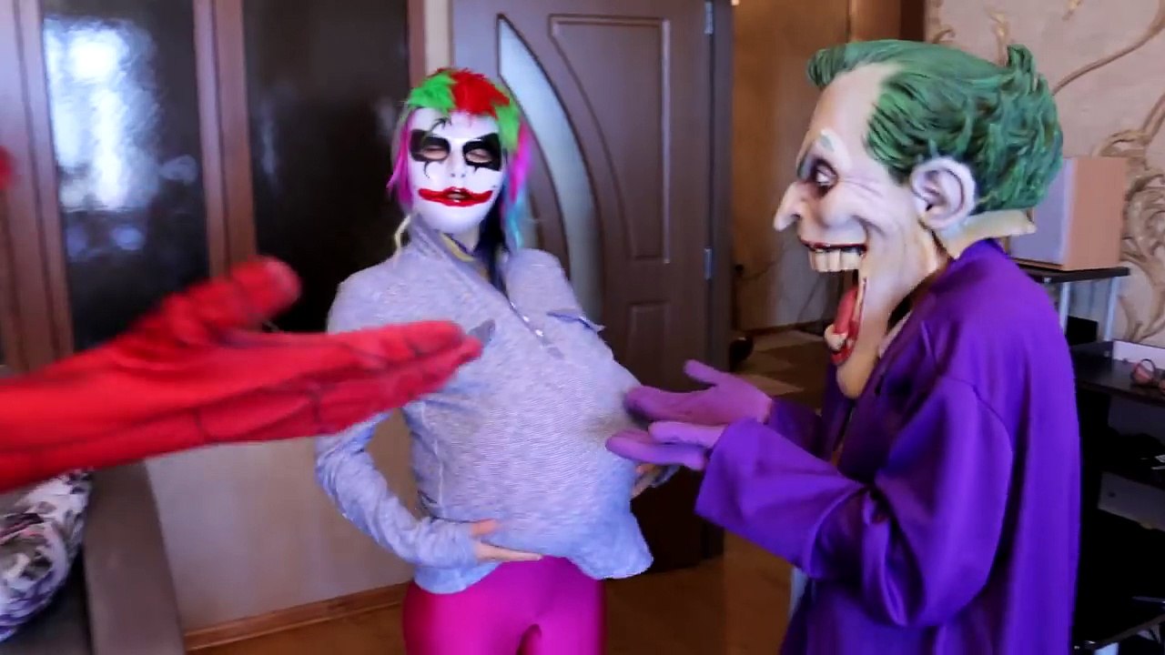 EMBARAZADA CONGELADO ELSA VS SPIDERMAN OFRECE SPIDERBABY CUATRILLIZOS w/ Rosa SpiderGirl Divertido