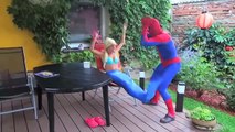 Congelados Elsa Obtener los APOYOS! w/ Spiderman Joker Maléfica Médico Jeringa Catwoman! Super Divertido