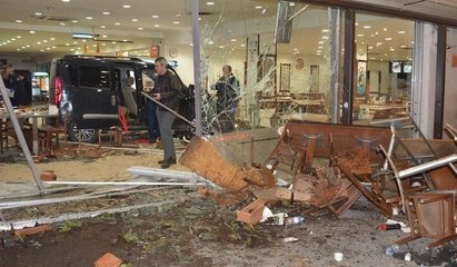 Cinayet zanlısı araçla restorana daldı... Olay yerinden korku dolu anlar