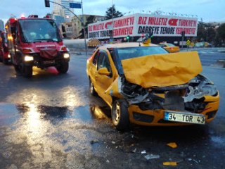 Şişli'de Taksi Tur Otobüsüne Çarptı: 1 Yaralı