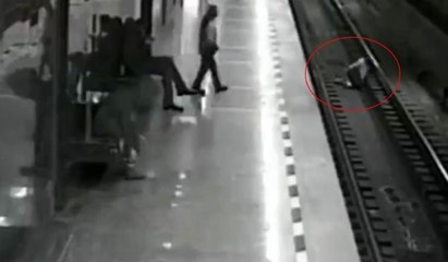 8 yaşındaki çocuk raylara düştü, son anda kurtarıldı