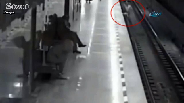 Dalgın çocuk raylara düştü