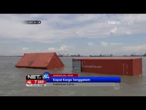 NET24-Kapal Tabrakan di Selat Madura, Peti Kemas Jadi Rebutan Nelayan