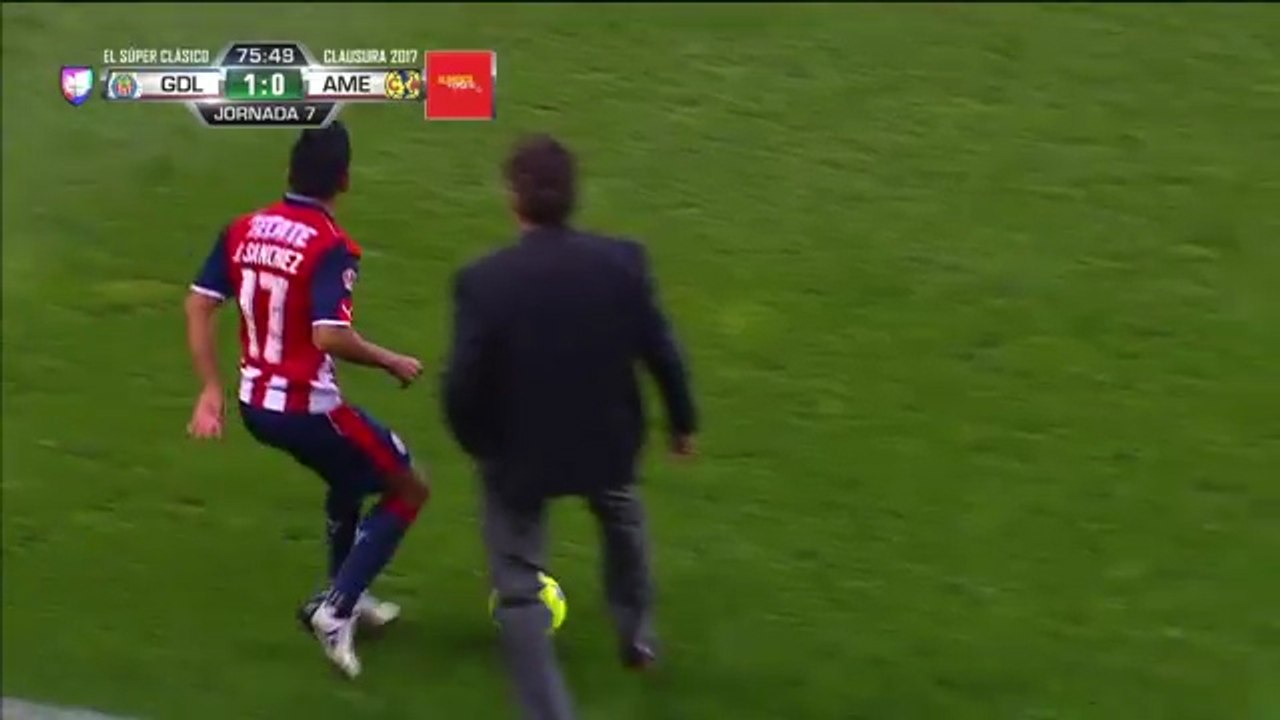 Crazy Ricardo La Volpe Goes On To The Pitch And Tackles Chivas Player!