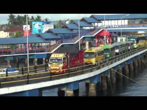 NET JATIM - Ratusan kendaraan antri masuk ke Pelabuhan Ketapang