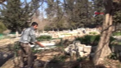 Adana Garipler Mezarlığının Gönüllü Bakıcısı