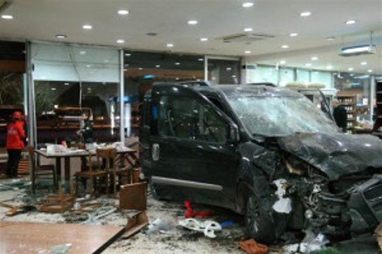 Cinayet Zanlısı Gasp Ettiği Araçla Ünlü Köfteciye Daldı