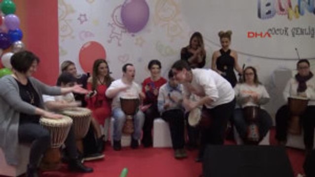 Ünlüler ve Okyanus Koleji Öğrencileri Down Semdromlular Için Iş Birliği Yaptı