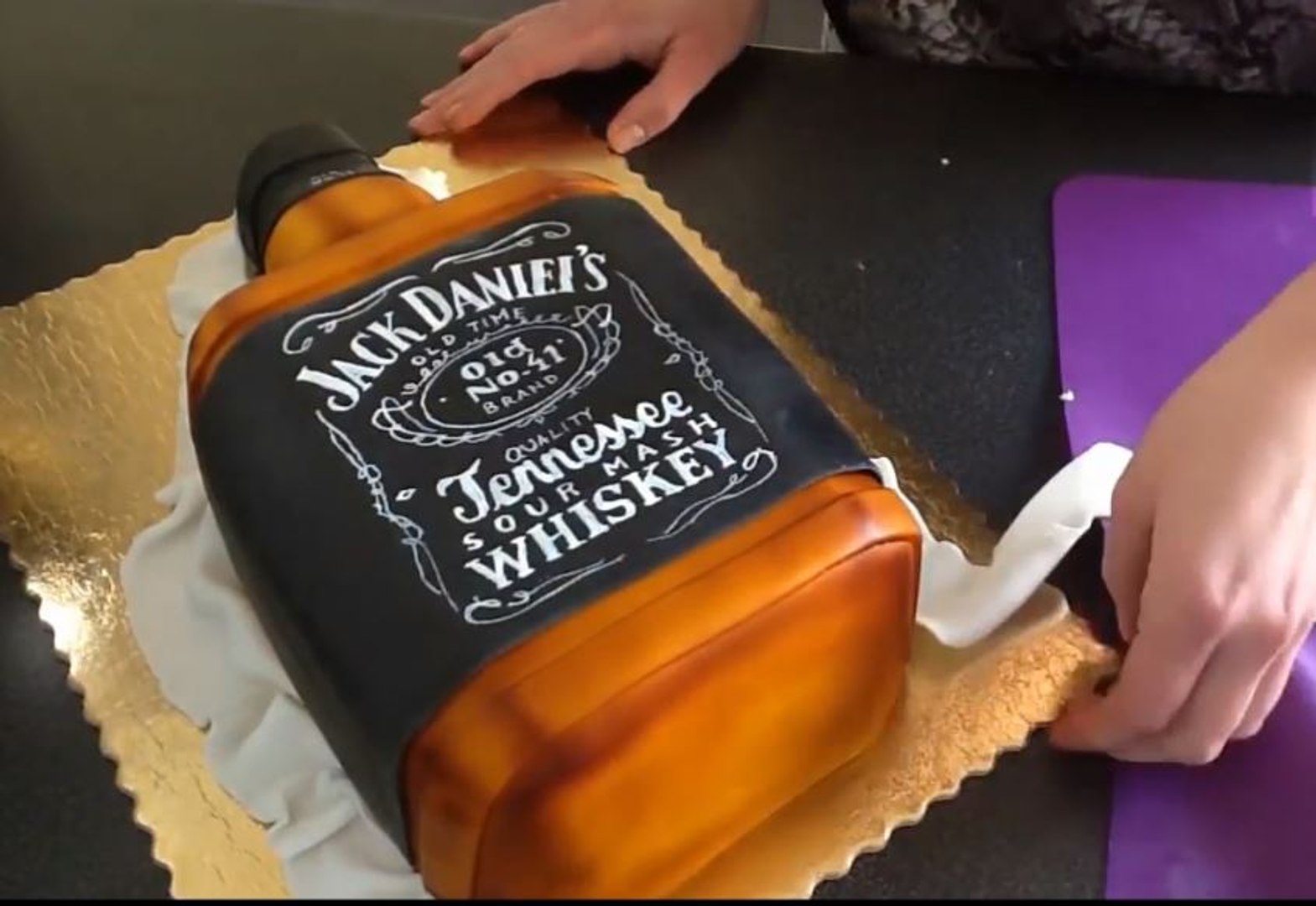 Comment Faire 3d Gateau De Bouteille Jack Daniels Etre Creatif Video Dailymotion