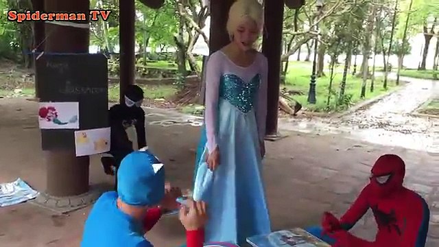 Rosa Spidergirl se Convierte en una Sirena! w/ Spiderman, Congelado Elsa y Bromista! Superhéroe de la Diversión en Rea