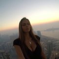 Elle se suspend au-dessus d'un gratte-ciel à Dubaï pour faire la photo parfaite