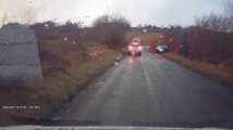 Une voiture roule encore après un gros crash.