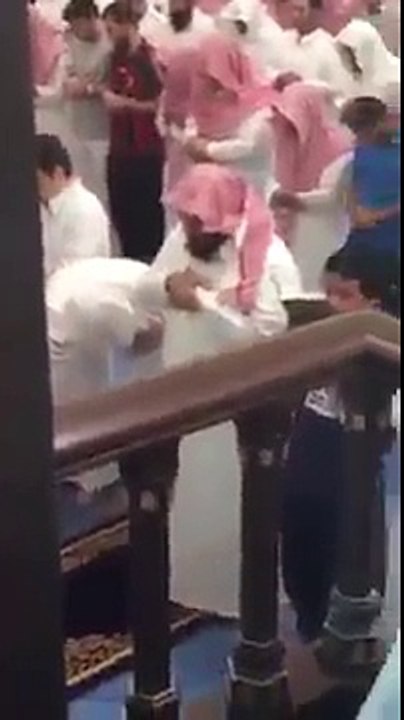 VIDEO INCROYABLE- En pleine seance de prière dans une mosquée, Un djinn n’arrive plus à supporter le récital de coran et se montre - SansLimitesn