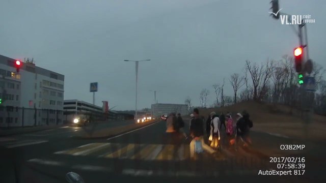 Une automobiliste grille un feu rouge et renverse des piétons.