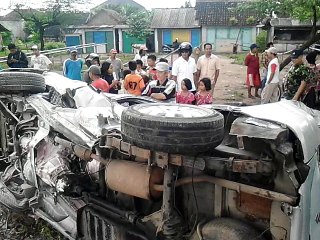 Kecelakaan maut antara minibus VS kereta api di malang jawa timur