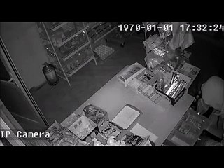 Plaçkitet një market në Pozhoran të Vitisë, kamerat e sigurisë kapin hajdutin
