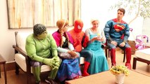 Congelados Elsa VOMITANDO arco iris! w/ Spiderman, Bromista, Hulk, Superman en la Vida Real de los Superhéroes