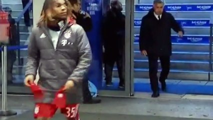 Carlo Ancelotti fait un gros doigt d'honneur aux supporters adverses !