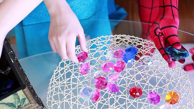 Frozen Elsa Hulk POOP Prank! w/ Spiderman Joker Baby Doll Rapunzel Snow White Superman IRL