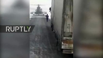 Un hélicoptère militaire se pose pour demander son chemin