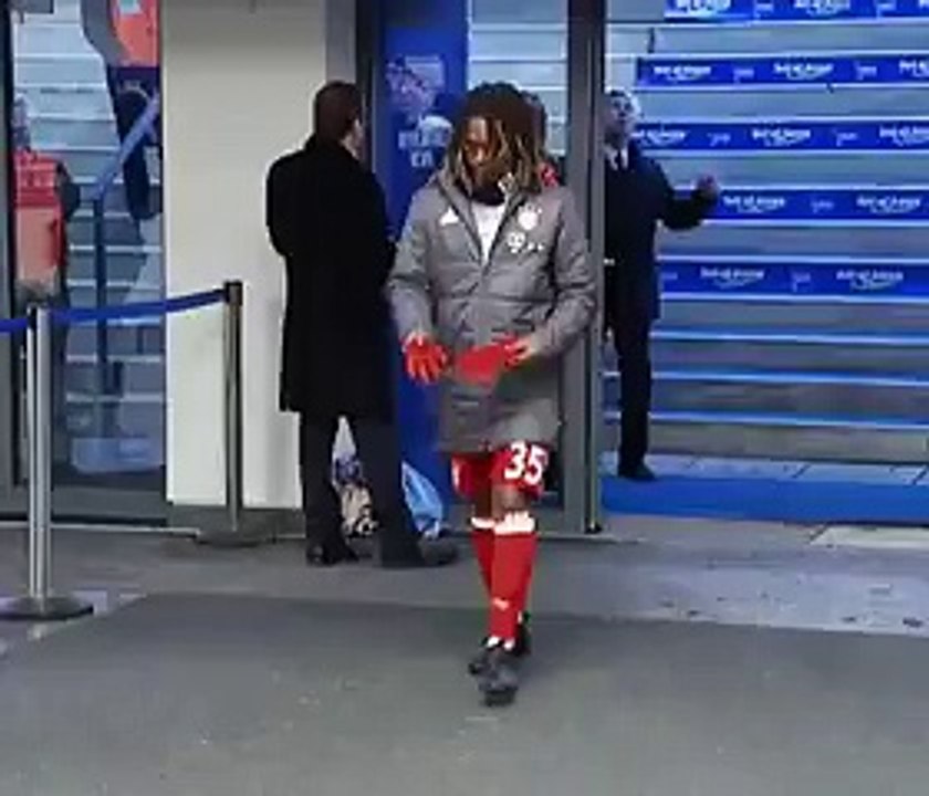 Carlo Ancelotti show the middlefinger to Hertha fans