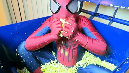 Spiderman vs Congelado Elsa vs Joker Bailando En el GIGANTE de PALOMITAS de maíz! Batman, La Sirena, El Hombre De Hierro