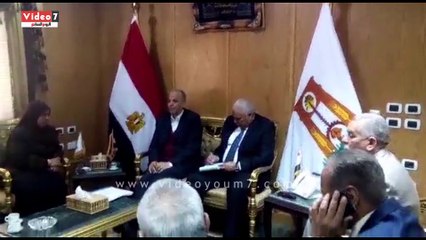 بالفيديو..بالورقة والقلم..محافظ الوادى يدون ملاحظات العشماوى ويناقش معوقات المشروعات