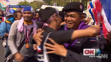 AU ARĂTAT CĂ LE PASĂ! JANDARMII AU RENUNȚAT LA UNIFORME și la arme ȘI S-AU ALĂTURAT PROTESTATARILOR pentru un VIITOR MAI