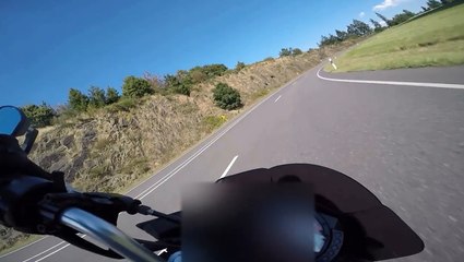Ce motard va regretter d'avoir accélérer dans ce virage.