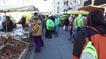 Hautes-Alpes : Briançonnais et touristes profitent du soleil sur le marché
