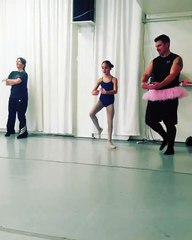 Des papas s'essaient à la danse classique