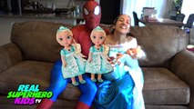 EMBARAZADA CONGELADO ELSA VS SPIDERMAN OFRECE TRILLIZOS w/ Rosa SpiderGirl y BEBÉ VIVO Divertido