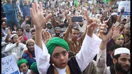 Miembros de partido religioso pakistaní rechazan el atentado en una protesta