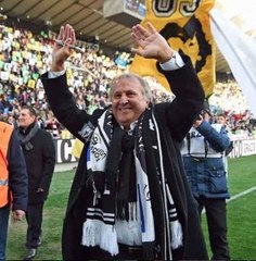 É muito ídolo! Zico é ovacionado pela torcida da Udinese
