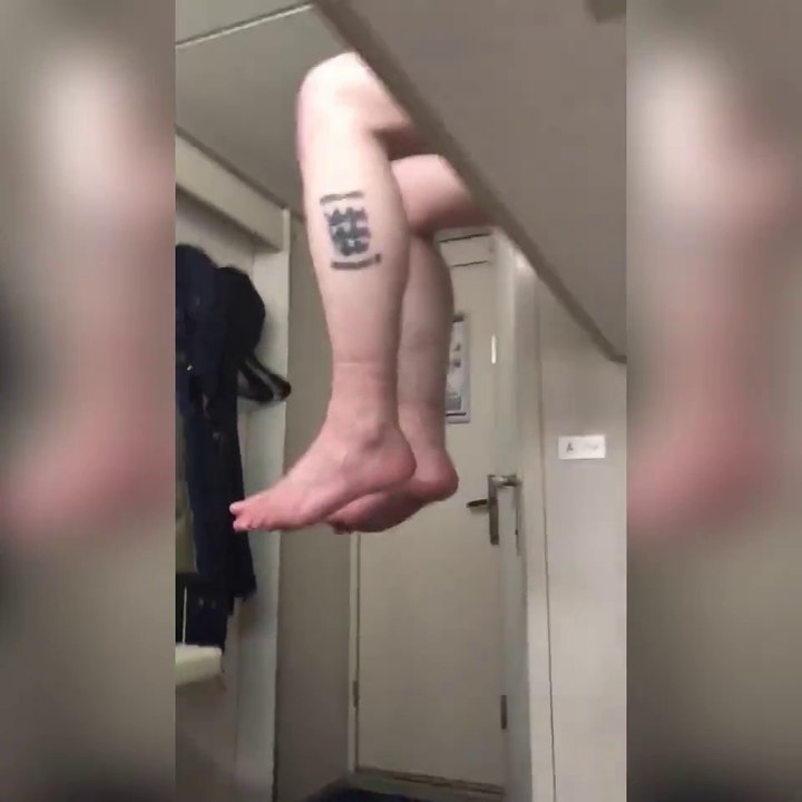 Un homme tente de descendre de son lit mais cela ne passe pas comme prévu