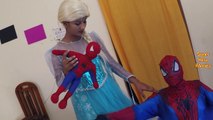 Elsa Rompe Con Spiderman Divertida Araña Broma de Superhéroes de los Niños En la Vida Real En 4K