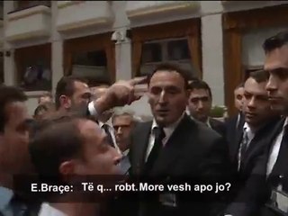 Erjon Brace duke share me fjalor rruge ne Kuvend