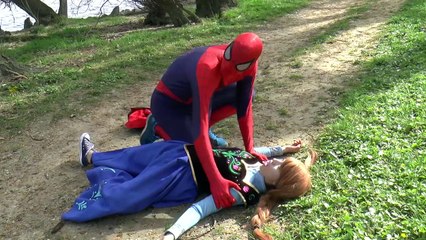 Frozen Elsa VS VAMPIRE Spider-Man vs Anna Superhero fun in Real Life Movie flies Battle pa