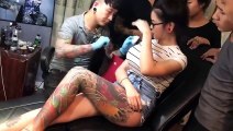 une jeune fille perturbe un tatoueur avec ses gros seins!