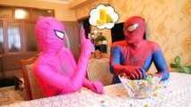 Spiderman y Congelado Elsa Historia de AMOR. Peligroso BESO BOTELLA Divertida Película de Superhéroes en la Real