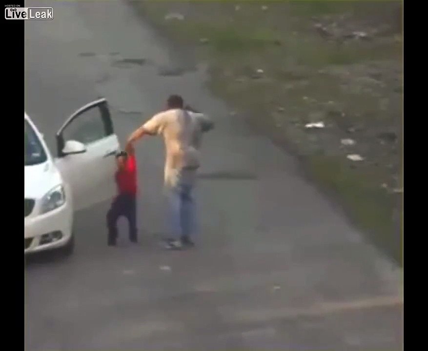Cámara de seguridad capta a hombre golpeando brutalmente a su hijo