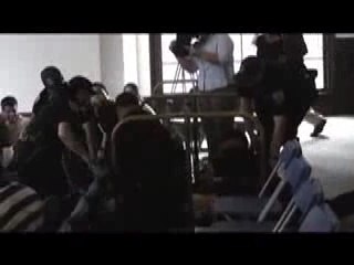 Studente colpito da scariche dalla polizia