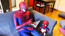 ENTERRADO VIVO Spiderman vs Congelado Elsa Rosa Bebé Spidergirl Bromista de la Familia de la Diversión Superhéroe movi