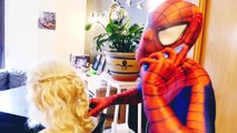 SPIDERMAN vs SPIDERGIRL PIZZA BROMA CON ARAÑAS Divertida Película de Superhéroes en la Vida Real