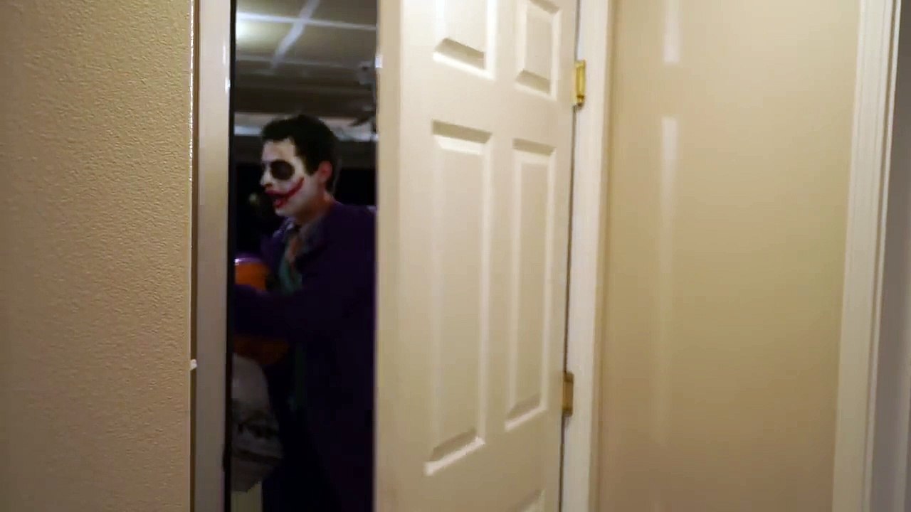 Joker Vs Scream & Giant Teddy Bear & Zombie In Real Life Halloween Fun!-CVLJ