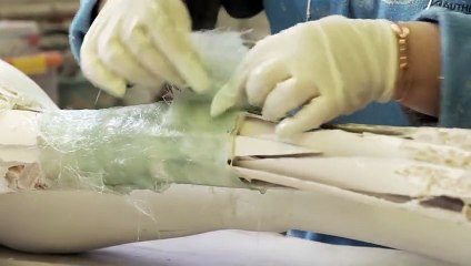 Elle tombe sur ce mannequin inspiré par son corps, devant une vitrine! Sa r m a mis les larmes aux yeux...