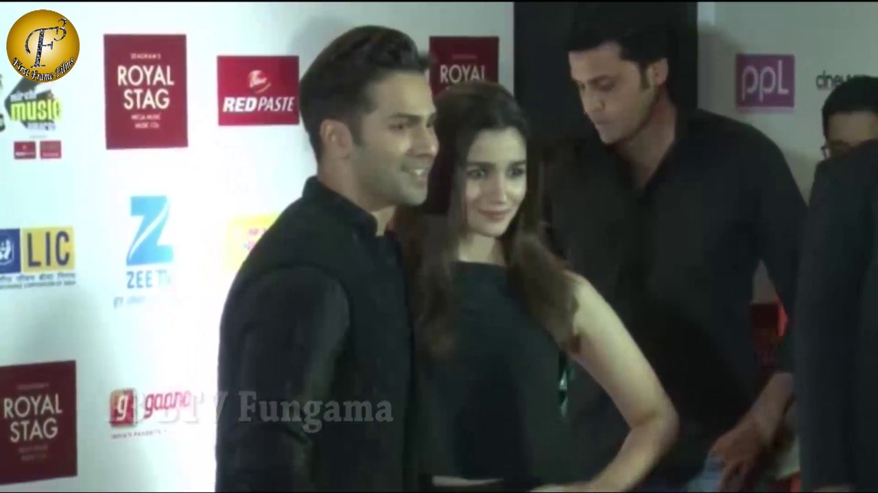 "Varun Dhawan & Alia Bhatt" Sing at Radio Mirchi Music Awards 2017